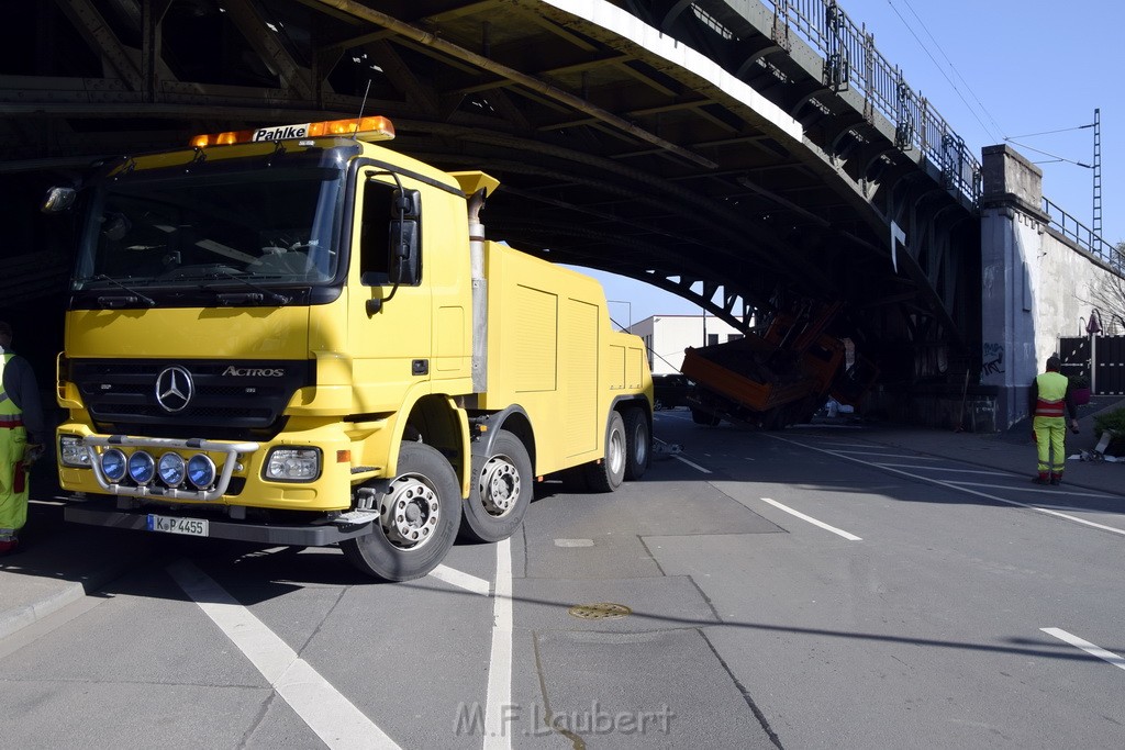 LKW blieb unter Bruecke haengen Koeln Deutz Deutz Muelheimerstr P023.JPG - Miklos Laubert